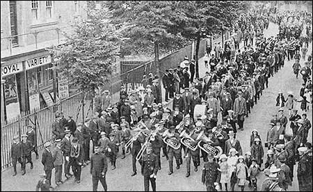 Rushden museum-free gardeners parade.jpg